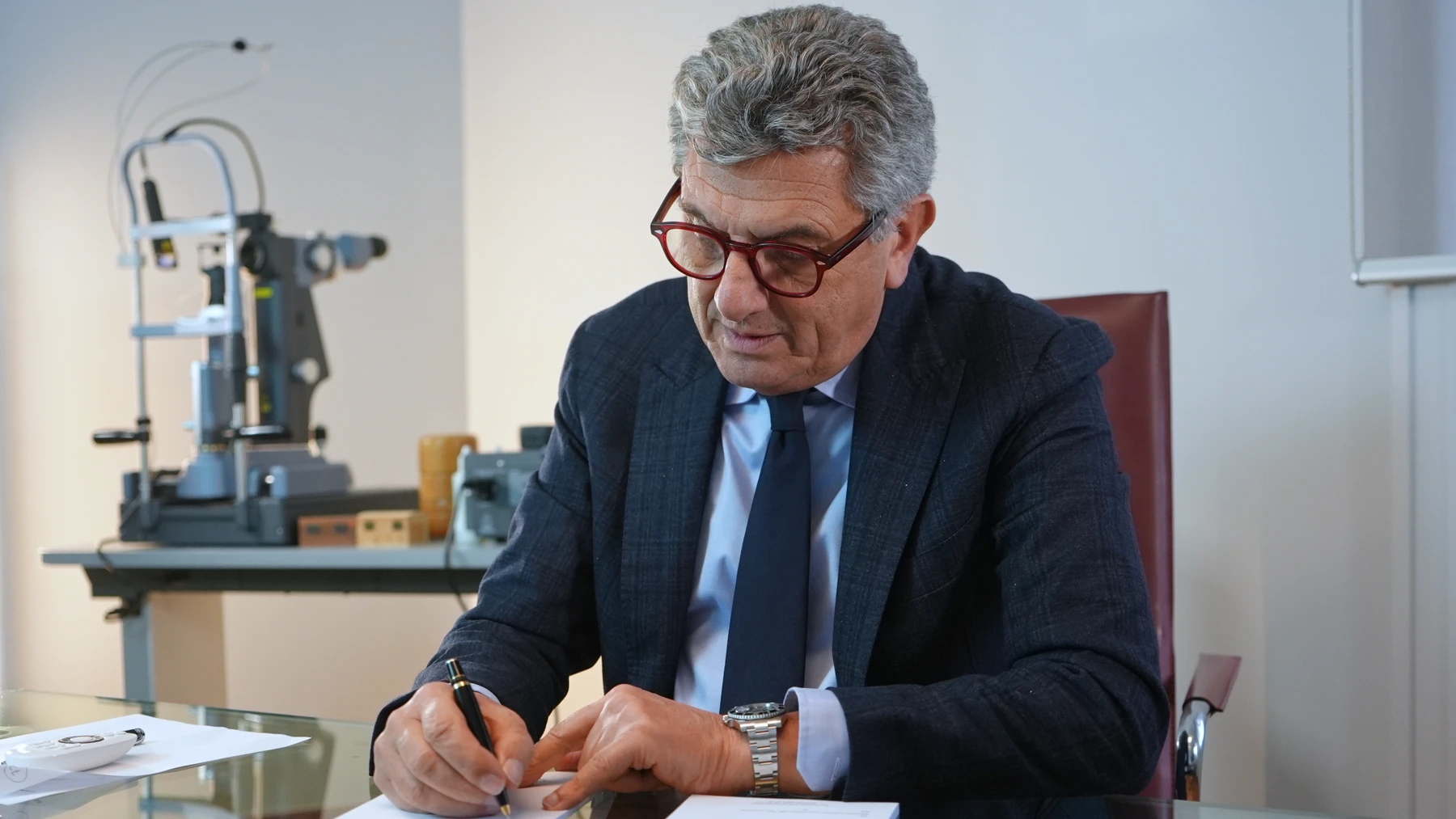 Rossi alla scrivania nello studio Vision Medica