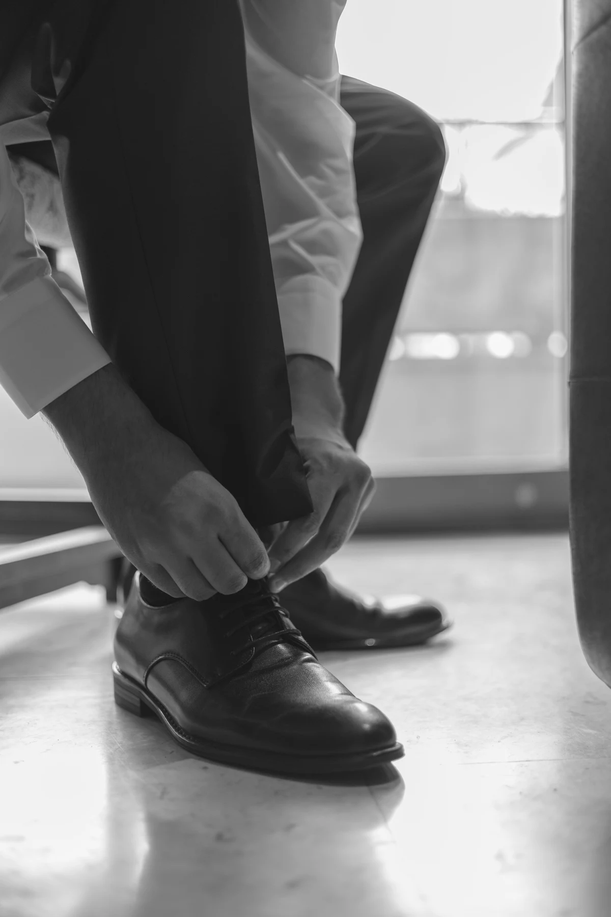 Il dettaglio delle scarpe durante i preparativi