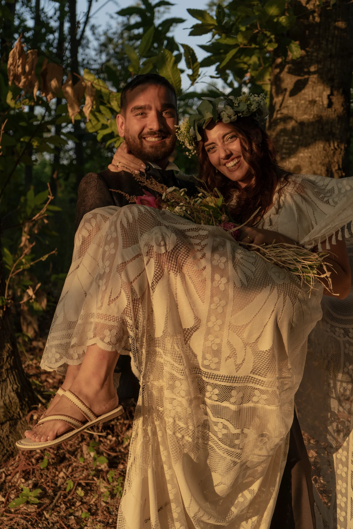 Fabrizio e Valentina insieme in un ritratto tra il verde