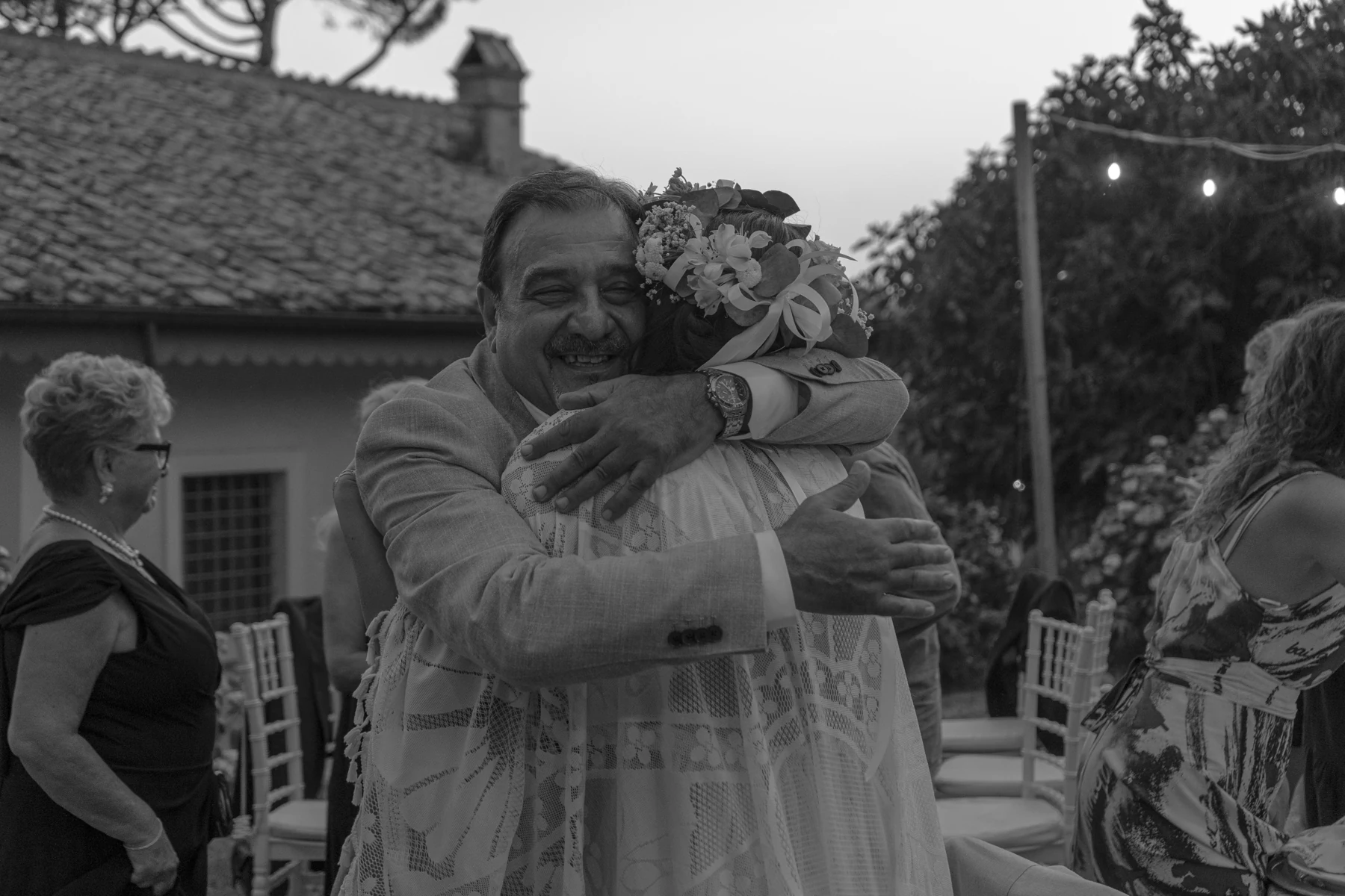 Un abbraccio tra la sposa e un invitato