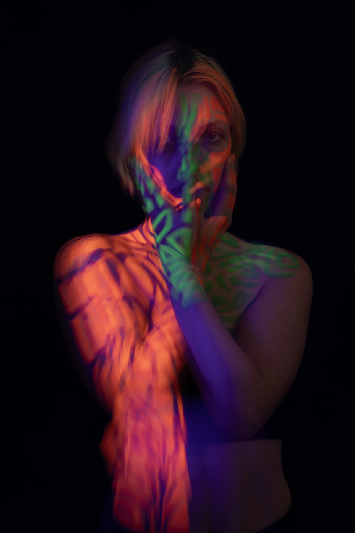 Ritratto con proiezioni di luce colorata